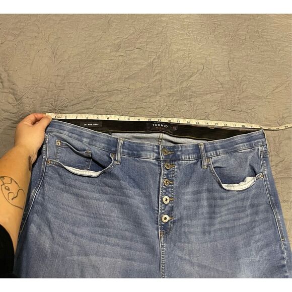 Torrid Women’s Sky High Skinny Jeans Multi Button Light Wash Stretchy - Picture 6 of 7